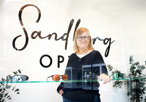 Dorthe Sanberg så foran en hylde med solbriller, i hendes butiksvindue, der vender ud mod Jægersborg Alle. Her giveds synsprøver, hjælp til grå stær, specielle briller og kontaltlinser.