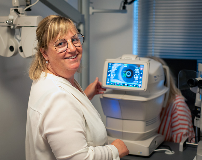 Dorthe Sandberg står ved sit synsprøve computer og tager synsprøver ind hver dag.