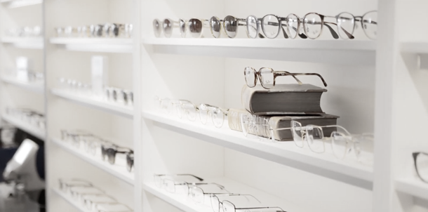 Hylder fylde med solbriller og designerbriller hos Sandberg optik.