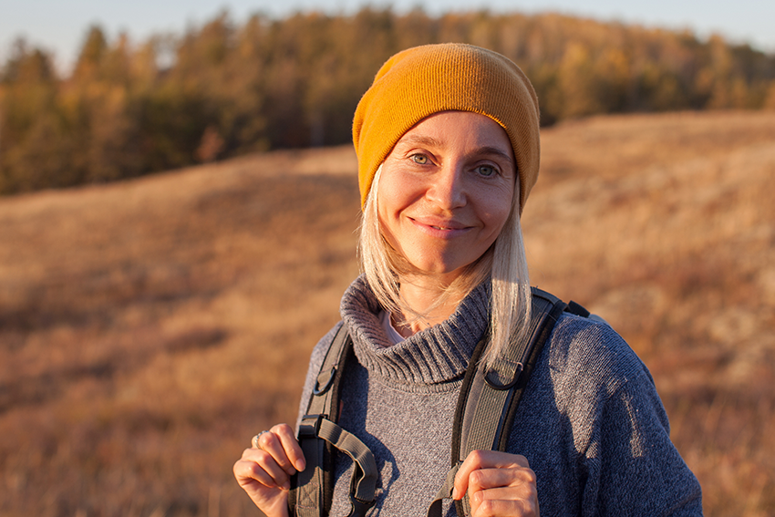 Ung kvinde der går en tur i naturen. Kontaktlinser på kvinde på tur ude i naturen